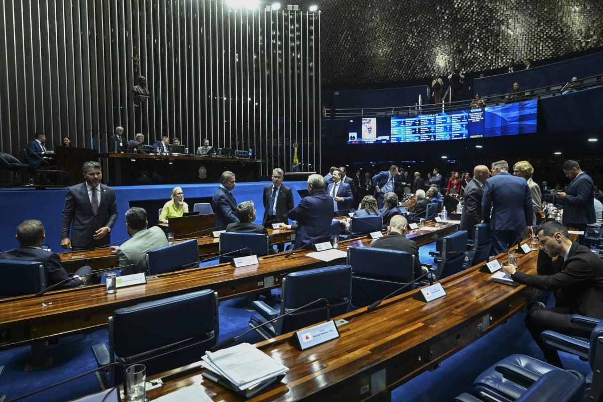 Pesquisa Quaest Aponta Intenções de Voto para o Senado em Oito Estados