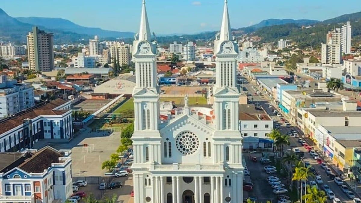 Igreja Católica em SC Proíbe Campanhas Políticas em Templos para Manter Neutralidade